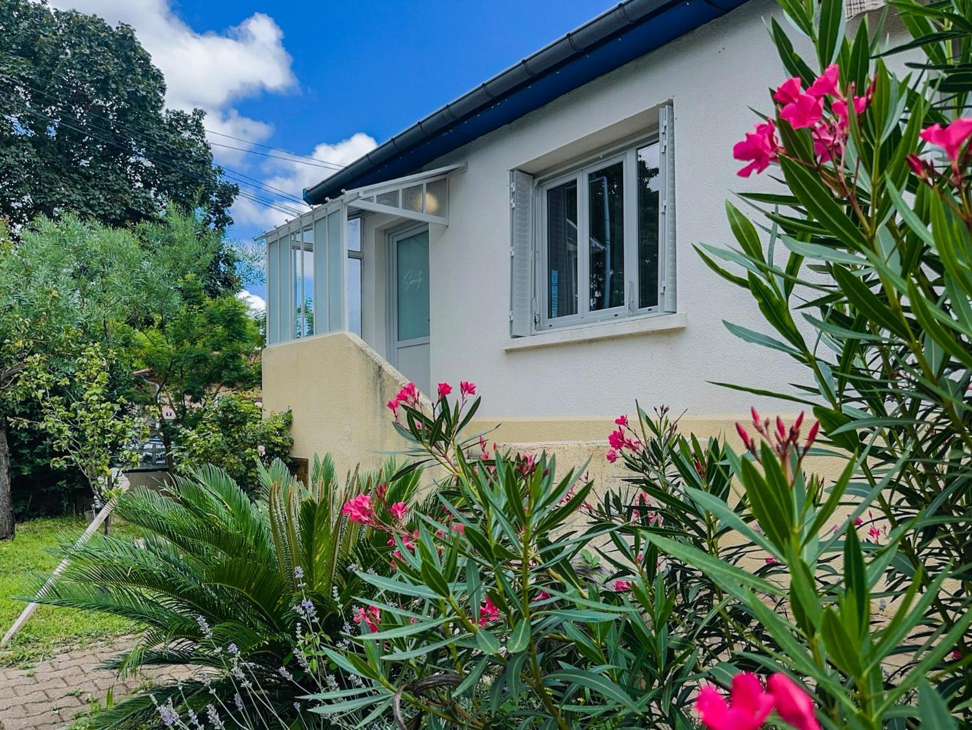 Serenity Suite Vénissieux Zewnętrze zdjęcie